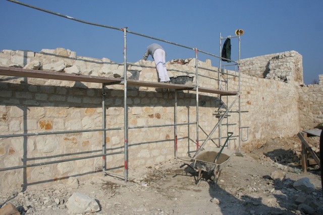 Mur od strony zachodniej, który został całkowicie rozebrany i postawiony od nowa, ponieważ podczas poprzednich prac konserwatorskich wykorzystano XX wieczny cement.