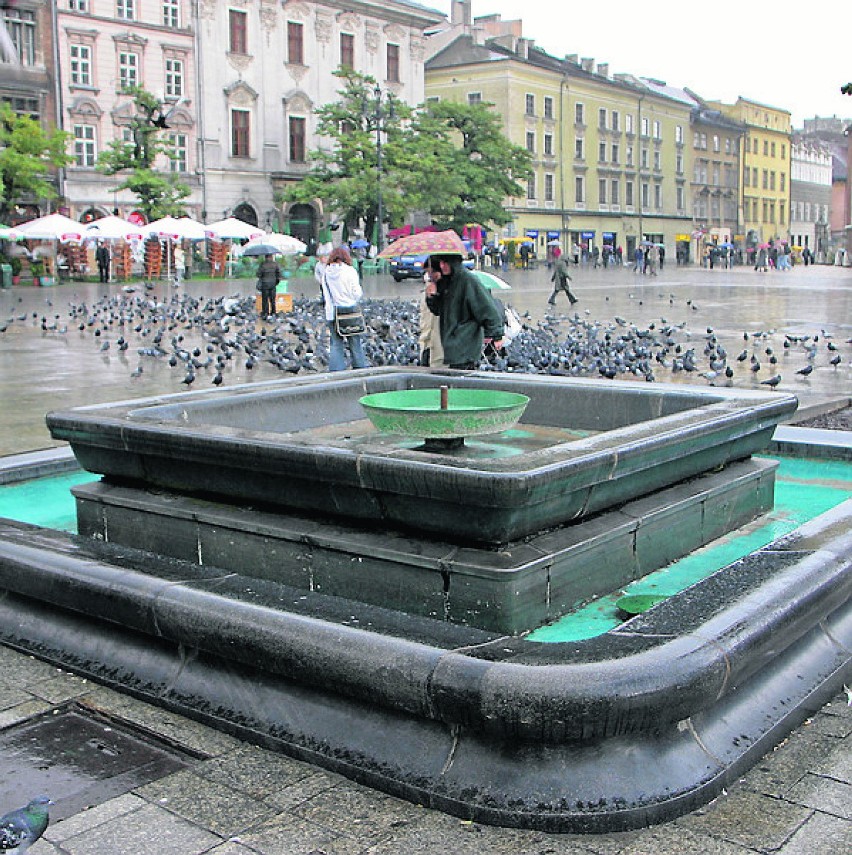 Krakowianie mają dość fontanny na Rynku. Zostanie zlikwidowana?