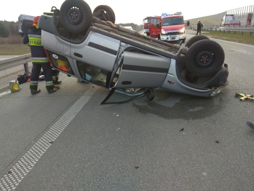 Wypadek na S8 pod Zduńską Wolą. Dachował samochód [zdjęcia]