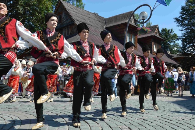 Międzynarodowy Festiwal Folkloru Ziem Górskich jest co roku barwnym i tłocznym świętem. Tak wyglądał korowód ulicami miasta festiwalowych zespołów przed rokiem