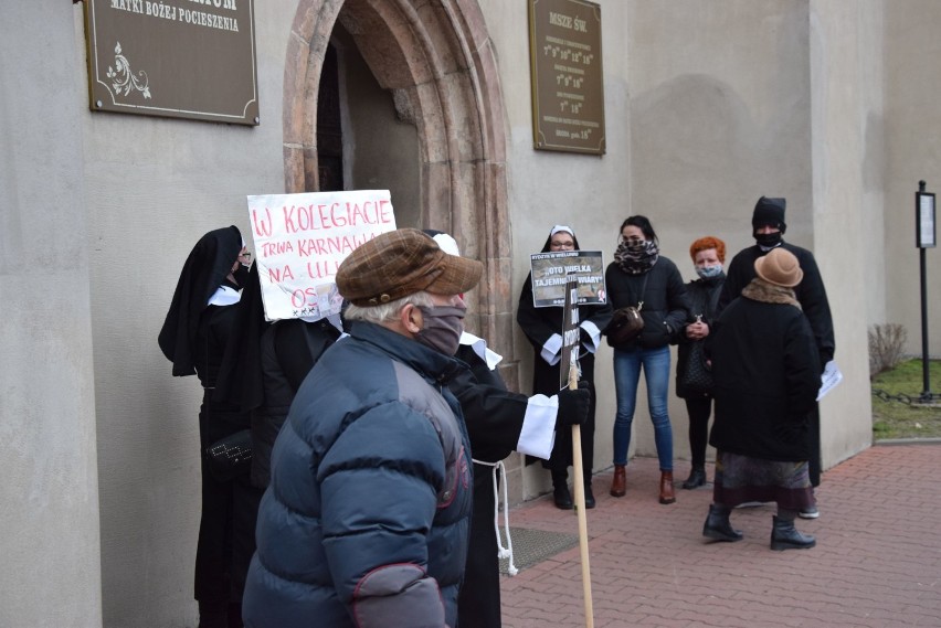 Demonstracja w Wieluniu. Przebrani za księży i zakonnice protestowali przed kolegiatą. Spodziewali się wizyty o. Rydzyka ZDJĘCIA