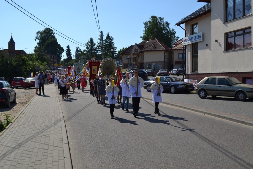 31 maja procesja Bożego Ciała przeszła ulicami Kiełpina.