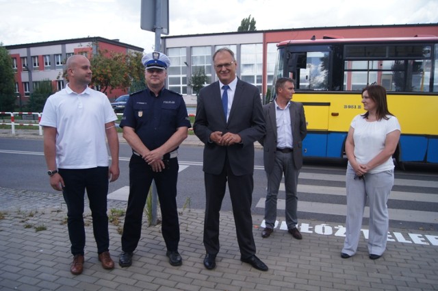 Bezpieczne Radomsko. Napisy "Odłóż telefon i żyj!" przy przejściach dla pieszych