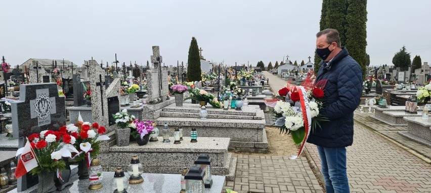 Senator złożył kwiaty na grobie żołnierza Armii Krajowej