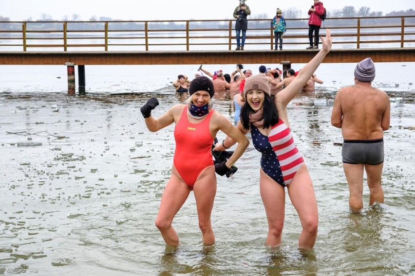 Noworoczne morsowanie na plaży w Zalesiu