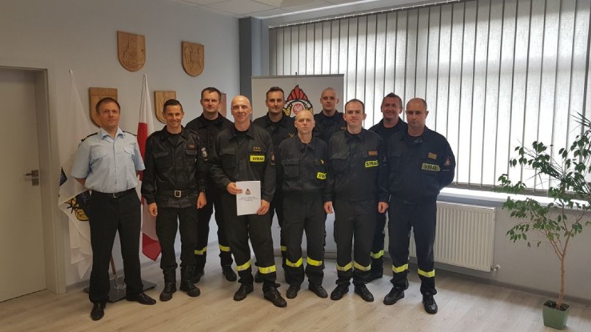 Nagrody dla strażaków z Wolsztyna za wieloletnią pracę.