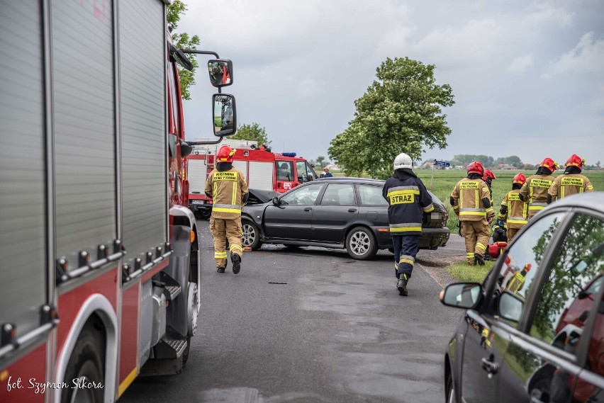 Zderzenie dwóch pojazdów na trasie Rozdrażew-Nowa Wieś. Są poszkodowani [ZDJĘCIA]