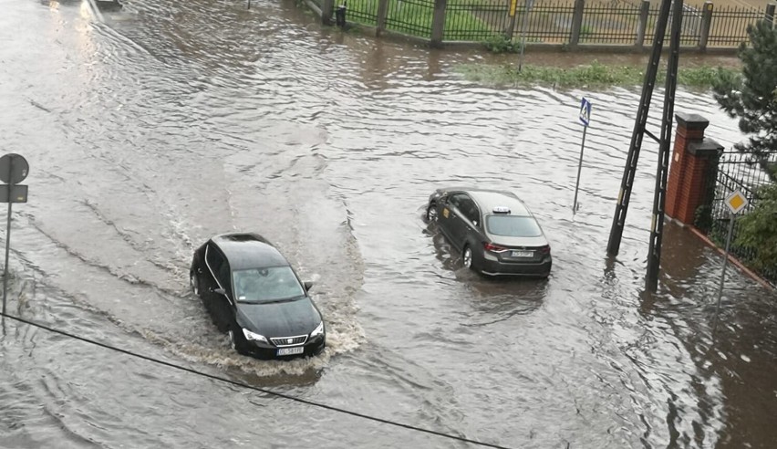 Ogromna ulewa przeszła nad Legnicą. Deszcz nadal pada, zobaczcie zdjęcia