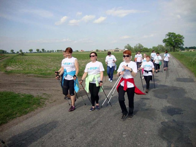 Rodzinny piknik nordic walking.