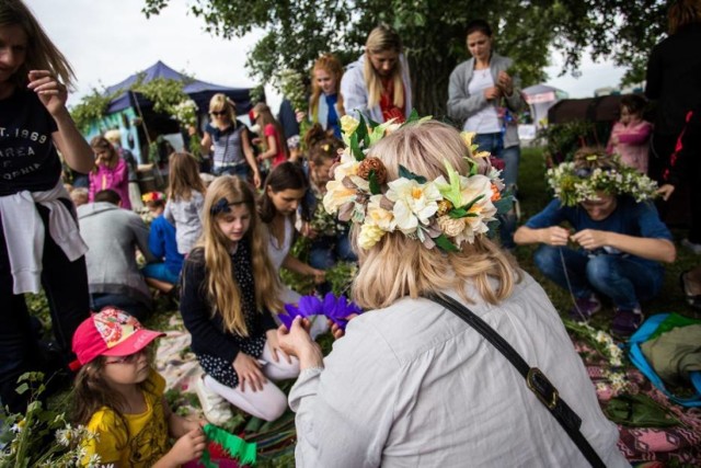 Wianki to czerwcowy piknik rodzinny inspirowany słowiańską tradycją uroczystego świętowania Nocy Kupały - zwanej również Sobótką. Tradycyjnie podczas tego święta w trakcie radosnych zabaw odbywały się dawniej różnego rodzaju wróżby i tańce, a dziewczęta puszczały wianki z zapalonymi świecami.

Warszawska edycja tej imprezy to koncerty i wielka impreza, która od 1996 r. wprowadza stolicę w lato.