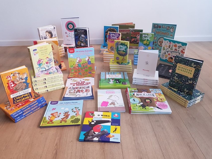 Fundacja Klucz przekazała zabawki i książeczki dla dzieci ze szpitalnych oddziałów m.in. w Kaliszu ZDJĘCIA