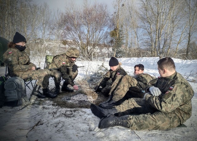 Młodzież z III LO  w Grudziądzu ćwiczyła wojskowe rzemiosło pod okiem instruktorów Wojsk Obrony Terytorialnej.