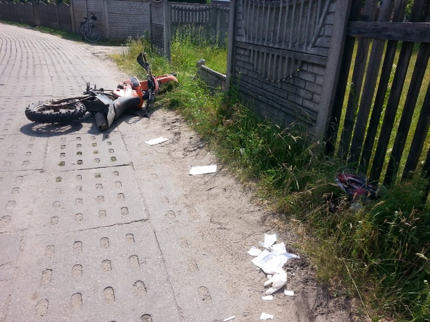 Wypadek na ul. Kolejowej w Tomaszowie: Pijany motocyklista rozbił się na płocie [ZDJĘCIA]