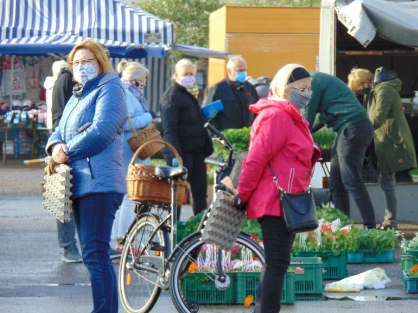 Targowisko w Budzyniu już czynne. Kupujących nie brakuje [ZDJĘCIA]