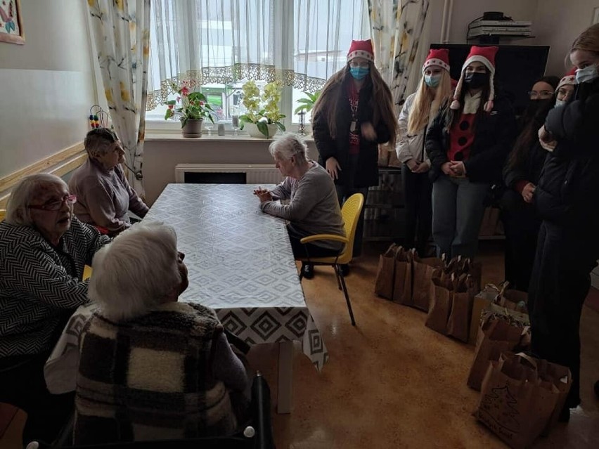 Licealiści ze Skarżyska-Kamiennej z pomocą dla seniorów. Przygotowali paczki i kartki z życzeniami. Zobacz zdjęcia