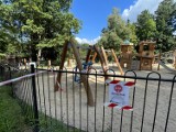 Zniszczony plac zabaw w Szczawnie - Zdroju będzie ponownie otwarty po ataku chuligana, który oblał urządzenia kwasem masłowym ZDJĘCIA, FILM