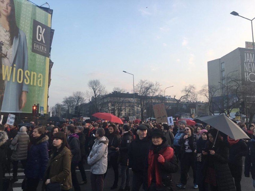 „Moje ciało, mój wybór” - kobiety wyszły na ulicę Krakowa