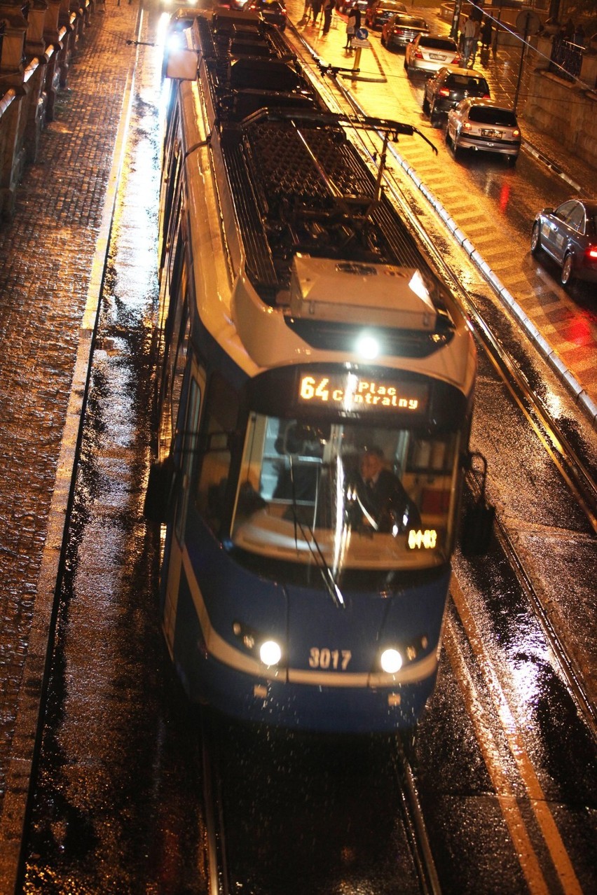 Kraków: nocne tramwaje wróciły na ulice miasta. A w nich: imprezy i zepsuty biletomat [ZDJĘCIA]