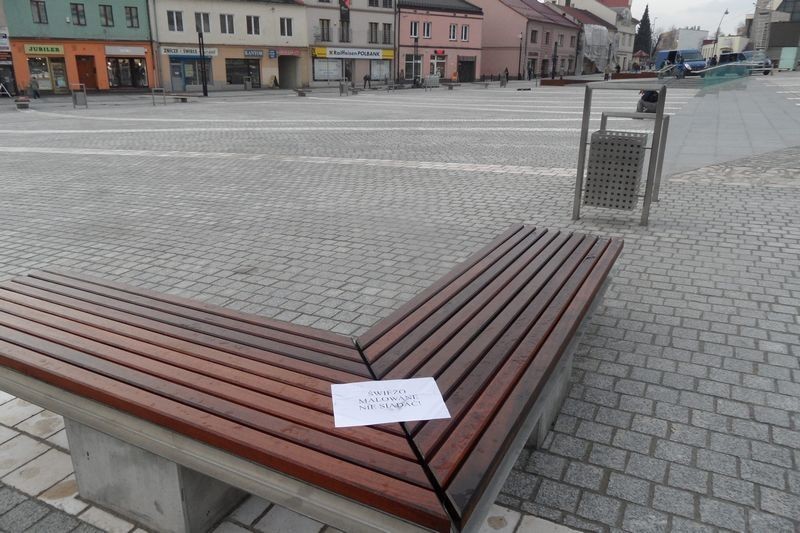 Rynek w Jaworznie. Ławki świeżo malowane...