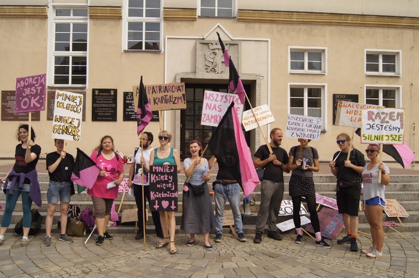 Manifestacja środowisk feministycznych na rynku w Opolu