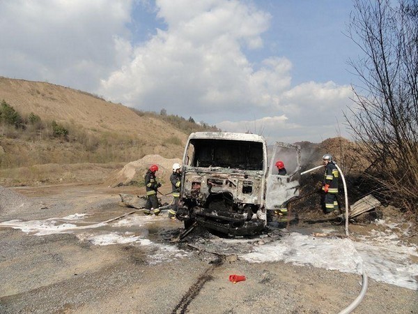 Pożar samochodu w Klęczanach: straty ponad 120 tys. zł [ZDJĘCIA]