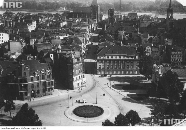 Fragment Torunia. Panorama Starego Miasta z lotu ptaka. Na pierwszym planie Plac Teatralny i ulica Chełmińska. W głębi (na wprost) widoczny kościół św. Jana.

Data wydarzenia: 1920 - 1939