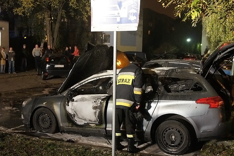 Kalisz: Płonęły samochody przy ulicy Staszica. To było podpalenie. ZDJĘCIA