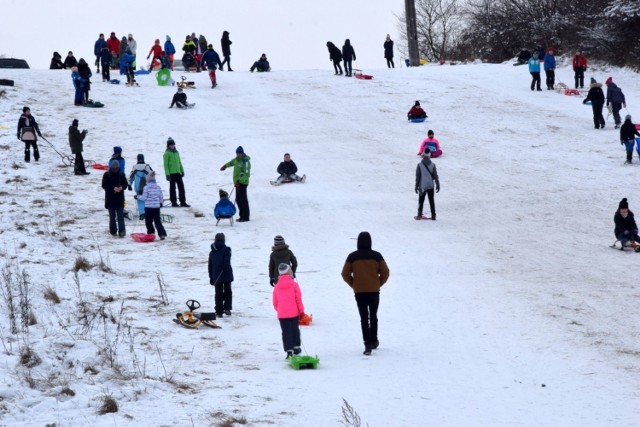 Masz wolny weekend i planujesz wybrać się z dzieckiem na sanki? Warunki są idealne! Podpowiadamy, gdzie można beztrosko poślizgać się na śniegu. Sprawdź te lokalizacje w Kielcach. To najpopularniejsze miejsca w Kielcach do zabawy na śniegu.

Zobacz na kolejnych slajdach, gdzie warto pójść na sanki>>>