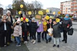 Uczniowie szkoły językowej z życzliwością i słodkościami dla mieszkańców Lęborka