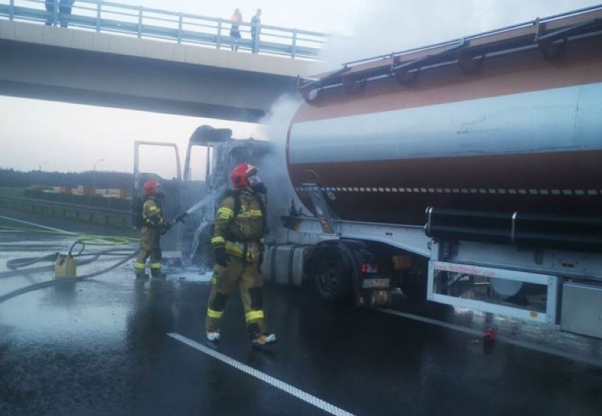 Pożar cysterny na drodze S5 w Modliszewku. Interweniowała straż