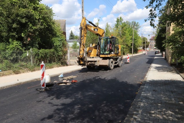 Jest już asfalt na ulicy Cymerysa - Kwiatkowskiego w  Radomiu. Dobiegają końca prace przy wymianie kanalizacji.