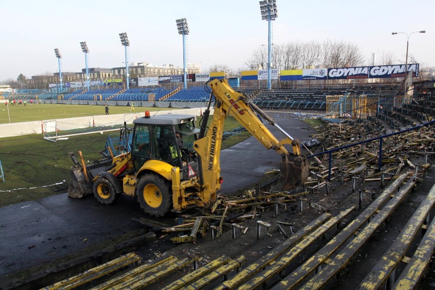 Gdynia. Flesz z przeszłości. 30.11.2009. Ciężki sprzęt na stadionie Gdyńskiego Ośrodka Sportu i Rekreacji. Burzenie trybun i ogrodzenia