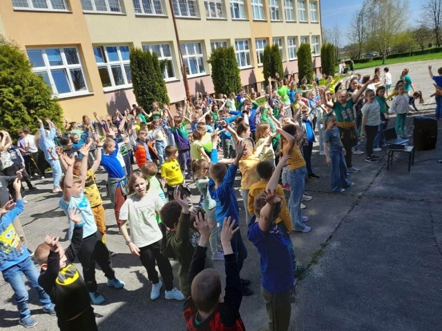 Zwieńczeniem obchodów Dnia Ziemi w szkole numer 27 w Radomiu był wspólny taniec społeczności szkolnej.