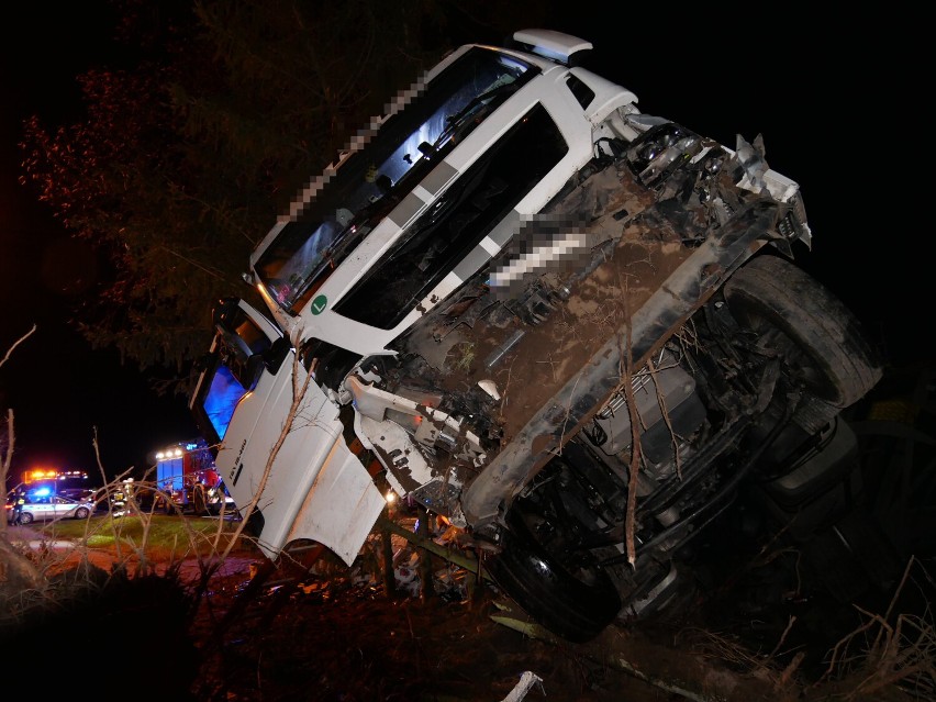 Wypadek w Białej Wsi. Ciężarówka przewożąca alkohol uderzyła...