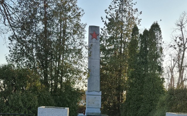 Pomnik żołnierzy radzieckich z czerwoną gwiazdą