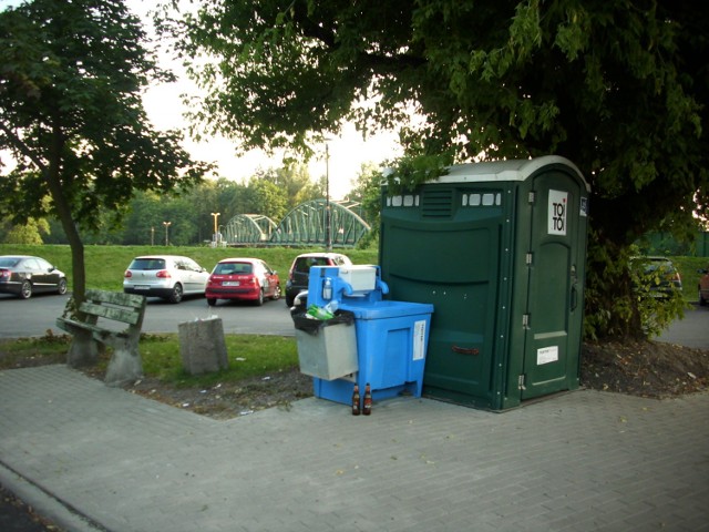 Pierwsza w całej okolicy  publiczna toaleta! Znajduje się ona na z 30 metrów na lewo od mostu prowadzącego na Wyspę Bolko i stacji wypożyczalni rowerów.