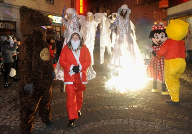 3 grudnia w niedzielę o godzinie 16, na Rynku Starego Miasta w Przemyślu zabrzmią dzwonki sań. Tego wieczoru nie zabraknie atrakcji, niespodzianek i pysznych słodkości – taką obietnicę złożył nam Święty Mikołaj.