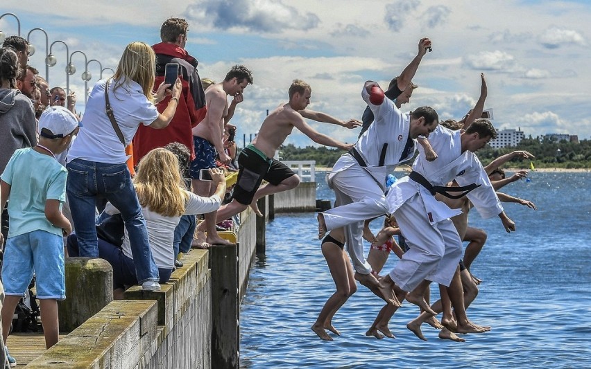 Sportowcy i samorządowcy skakali z mola w  Sopocie dla Ani, Amelki i Klary [zdjęcia]