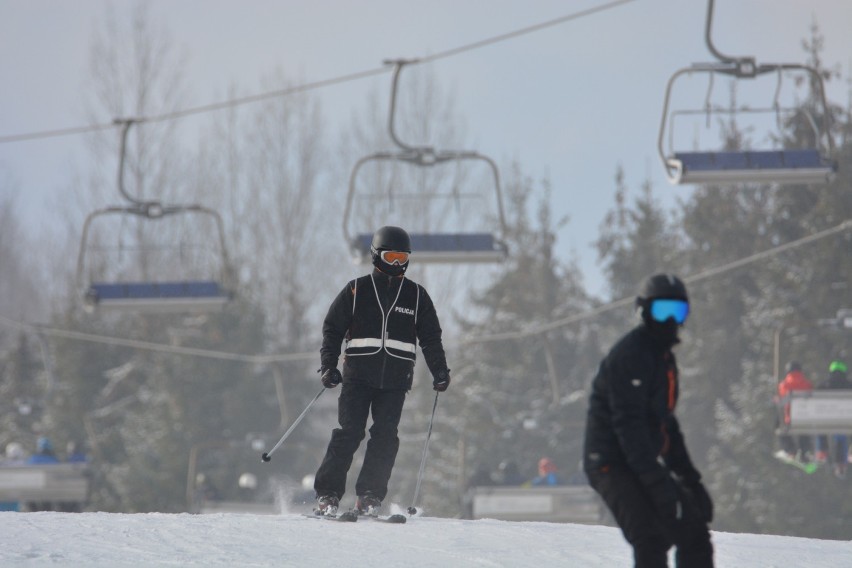 Policjanci na nartach dbają o bezpieczeństwo na Górze Kamieńsk. Jakich zasad przestrzegać na stoku?