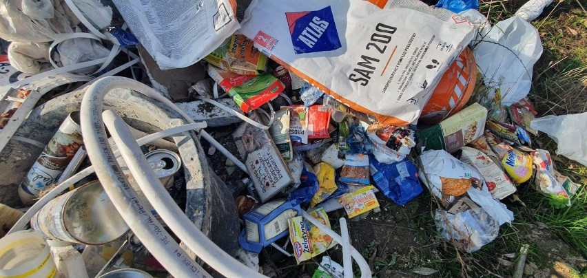 Gm. Szamotuły. Odpady remontowe wyrzucono pod lasem w Baborowie. Sprawca jest poszukiwany!