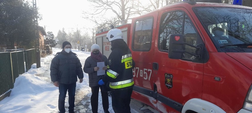 Powiat malborski. Szczepienia przeciw COVID-19 z pomocą strażaków. Druhowie dowożą mieszkańców do przychodni