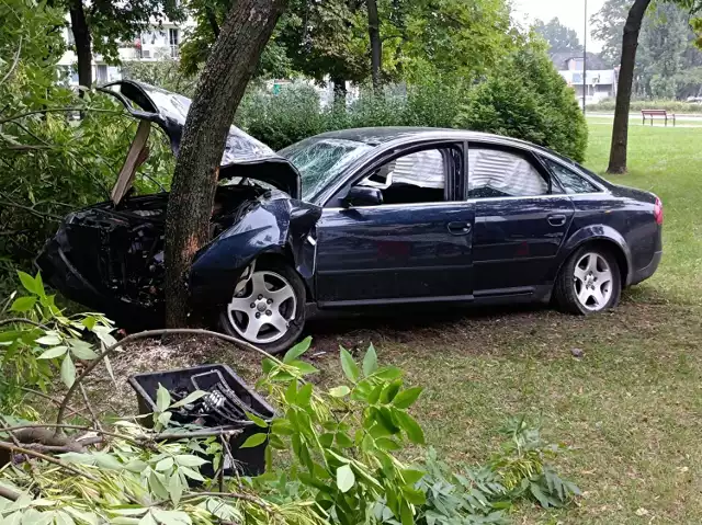 Do groźnie wyglądającego wypadku doszło przed godz. 5 w środę 24 sierpnia w rejonie skrzyżowania ul. Rojnej i ul. Rydzowej w Łodzi na Teofilowie. 