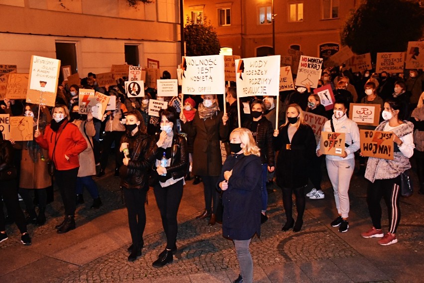 Kolejny strajk kobiet w Oleśnicy już dziś. Tym razem protestujący przejdą się pod siedzibę Prawa i Sprawiedliwości