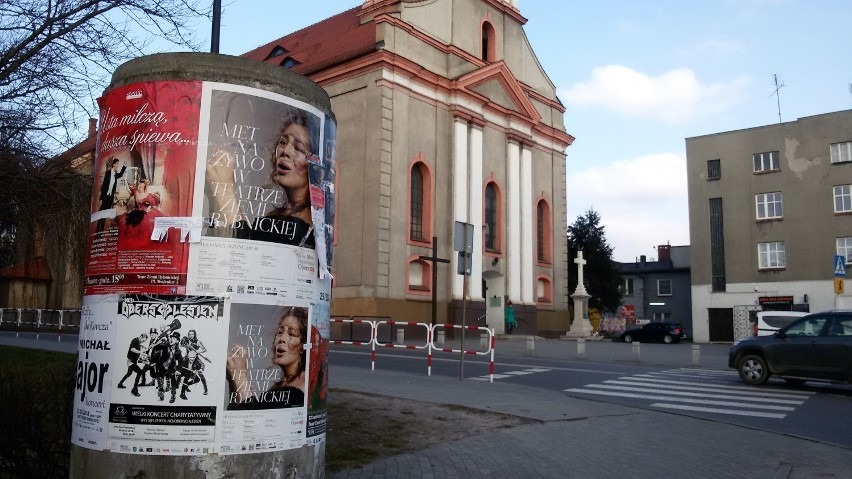 Na ulicach Rybnika betonowe słupy ogłoszeniowe. Zastępują przezroczyste gabloty? ZDJĘCIA