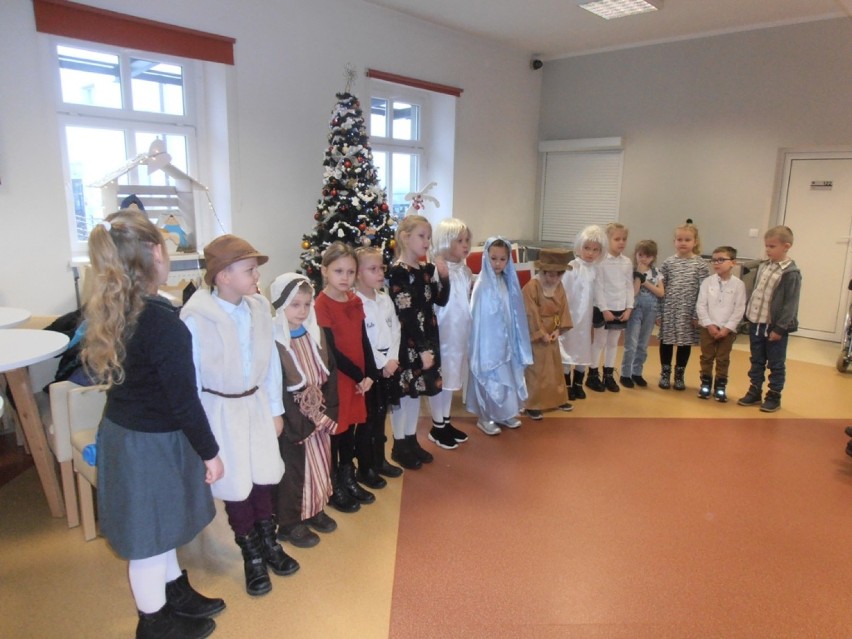 Przedszkolaki odwiedziły Dom Pomocy Społecznej z jasełkowym przedstawieniem