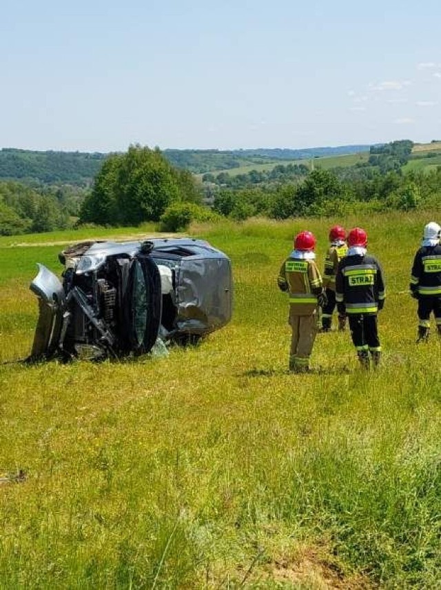 Poszkodowana 58-latka karetką pogotowia została przewieziona do szpitala. Funkcjonariusze ustalili, że była trzeźwa