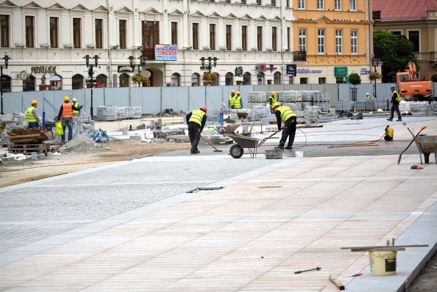 Krakowskie Przedmieście ma już chodnik [ZDJĘCIA]