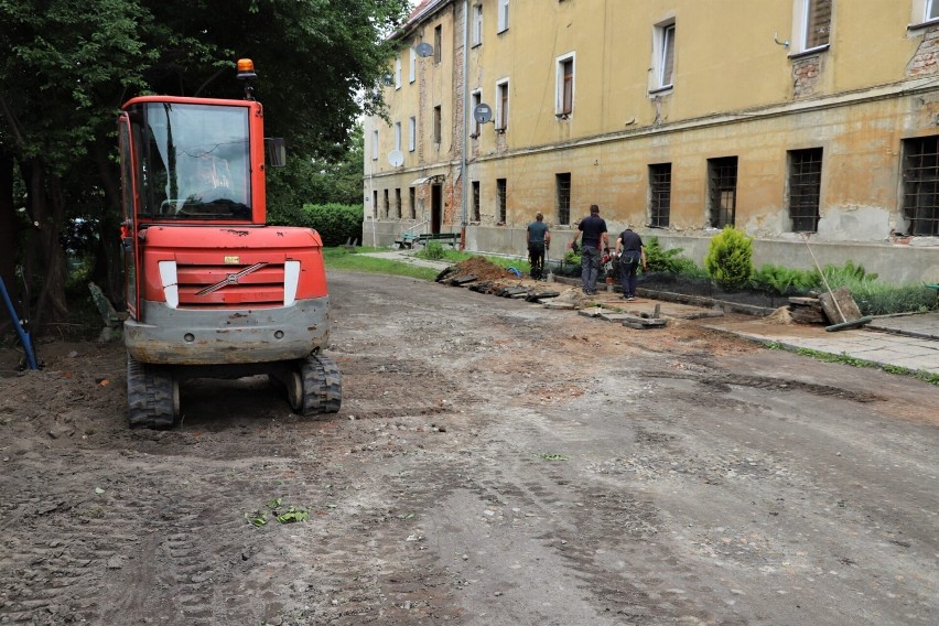 Tak postępują prace przy ul. Stare Koszary w Brzegu.