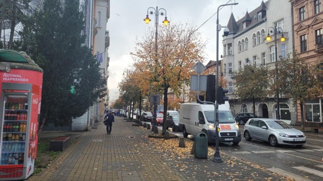 Bydgoszcz wtorek, 25 października, po godz. 12 na ulicach w centrum miasta są włączone latarnie. Na zdjęciu róg ulicy Gdańskiej