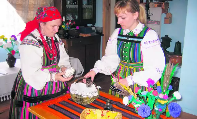 Twórczyni ludowa Zofia Pacan z córką Katarzyną wkłada kraszanki do święconki.  W ich domu zachowuje się  bogate, opoczyńskie tradycje